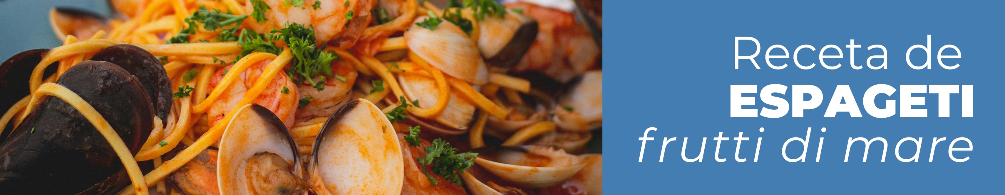 Plato hondo con espaguetis con marisco terminados y humeantes, donde destacan los gambones, los calamares, las almejas y los mejillones con cáscara mezclados con la pasta y el tomate.